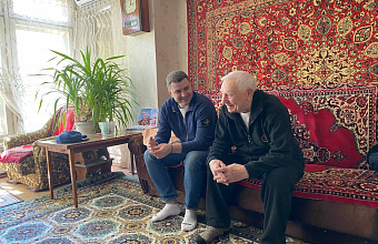 Депутат Госдумы РФ Артем Бичаев навестил ветерана Юрия Петрухина