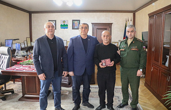 Глава Дербентского района передал государственные награды семьям погибших участников СВО