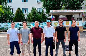 Глава Цунтинского района проводил призывников в армию