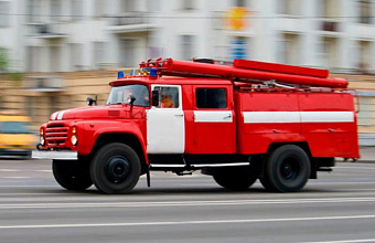 В Буйнакске горит крыша торгового центра