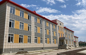 Заур Аскендеров проверил ход строительства школы на 300 мест в Каспийске