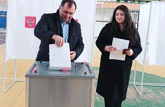 Глава Хивского района с супругой проголосовали на выборах президента России