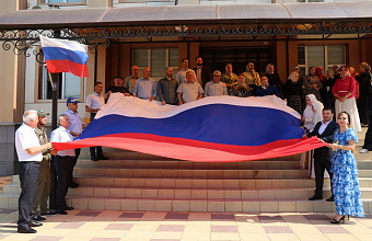 Ко Дню России в Казбековском районе состоялось разворачивание государственного флага России