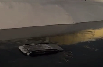 В Махачкале иномарка провалилась в канал с водой