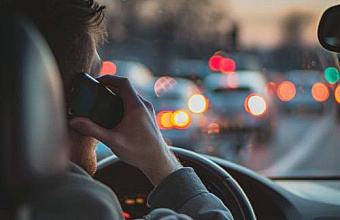 За сутки в Дагестане оштрафовали свыше 400 водителей за телефонный разговор за рулем