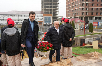 В Хасавюрте возложили цветы у мемориала «Холм боевой славы» в честь Дня Героев Отечества