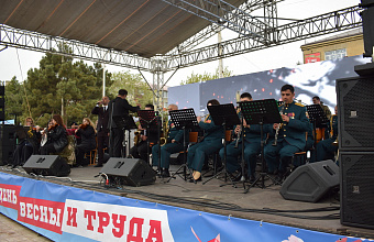 Военный оркестр Росгвардии принял участие в масштабном концерте «Песни Великой Победы» в Каспийске