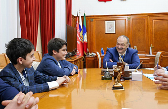 Сергей Меликов встретился с юными титулованными шахматистами Дагестана