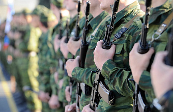 Военным, заключившим контракт с 1 августа на службу в СВО, выплатят 400 тысяч рублей