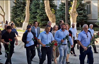 Депутаты фракции «Единая Россия» присоединились к акции скорби у памятника погибшим сотрудникам полиции