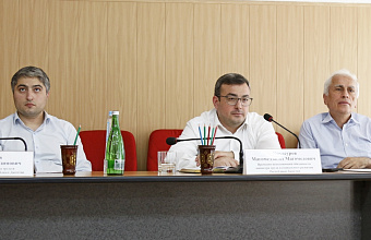 Глава Минтруда РД Магомедзагид Кихасуров провел еженедельное совещание