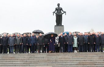 Заур Аскендеров принял участие в возложении цветов к монументу «Мать-Родина»
