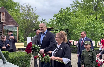 Глава Дагестана возложил цветы к памятнику Сулейману Стальскому в его родовом селе