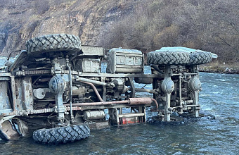 Грузовик с людьми сорвался в обрыв в Дагестане
