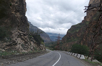 Автомобиль с людьми опрокинулся с крутого склона в Дагестане, есть погибшие