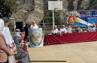 Руководитель Даглесхоза принял участие в открытии учебного года в Кахибской школе