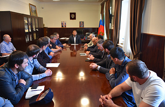 Глава Акушинского района провел совещание по вопросам хода весеннего призыва