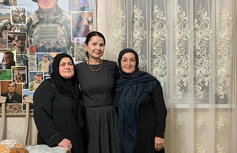 Елена Ельникова навестила мать погибшего участника СВО