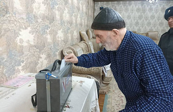 Кавалер ордена Трудовой славы 94-летний Али Омаров проголосовал за кандидата в Президенты РФ на дому