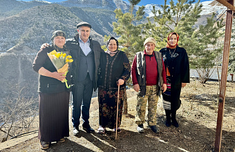 Мать двоих участников СВО навестили в Чародинском районе Дагестана