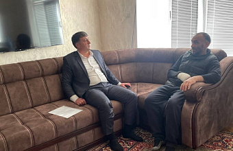 Руководство Левашинского района навестило участника СВО после полученного в бою ранения