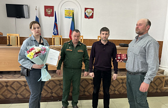 Орден Мужества вручили отцу погибшего в ходе СВО бойца в Тарумовском районе