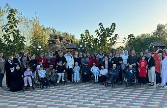 Единороссы и проект «Твори добро с Дианой» организовали поездку в Динопарк для детей-бабочек