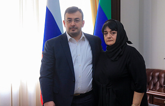 Глава Минтруда РД Магомедзагид Кихасуров встретился с супругой Героя России Магомедали Магомеджанова