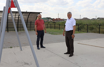 В Кизлярском районе строят новые детские площадки по программе «Формирование комфортной городской среды»