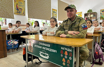 «Парты героев» открыли в одной из школ Хасавюрта