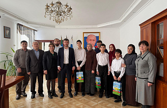 Василий Джамалов встретился со школьниками, помогавшими в тушении пожара в селе Рассвете