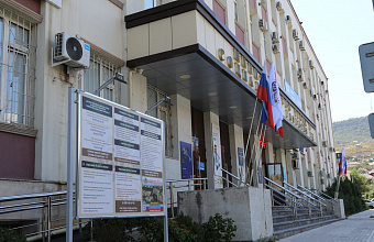 У здания Минтруда РД установлен информационный стенд о порядке поступления на военную службу по контракту