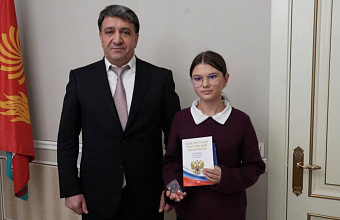 Джамбулат Салавов поздравил юных махачкалинцев с получением паспортов