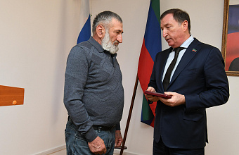 Заур Аскендеров вручил орден Мужества отцу погибшего бойца СВО в Унцукульском районе