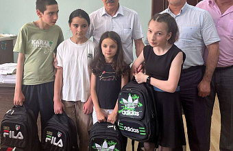 Депутат Госдумы Нурбаганд Нурбагандов помог собраться в школу детям из Дахадаевского района