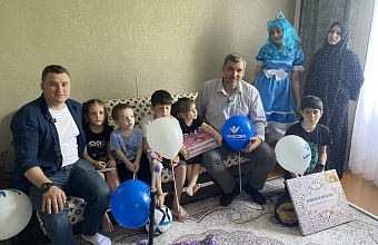 Артем Бичаев вручил подарки подопечным благотворительного фонда «Инсан»