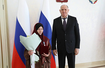 Мать участника СВО с позывным «Смайлик» Халисат Алиева награждена медалью Амет-Хана Султана