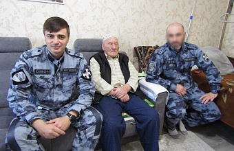 В Дагестане росгвардейцы навестили ветерана ВОВ Мусу Багаудинова
