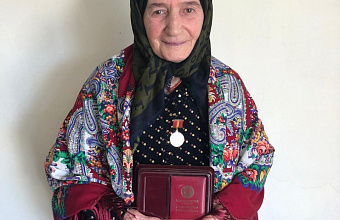 Заслуженный учитель Дагестана Салихат Чупалаева награждена золотой медалью «Благонравие и милосердие»