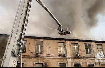 В Махачкале горит 3-этажное здание на одной из центральных улиц
