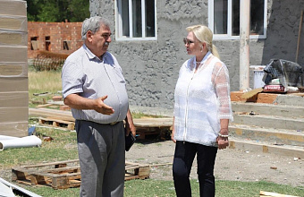 Елена Павлюченко ознакомилась с ходом капремонта школы в Кизлярском районе