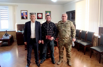Глава Гунибского района вручил медаль Суворова брату погибшего участника СВО
