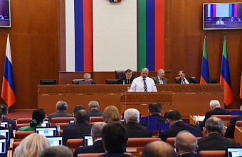 Заур Аскендеров поручил рассмотреть увеличение социальных гарантий для педагогов