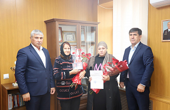 Семьям погибших участников СВО из Кизлярского района вручили ордена Мужества