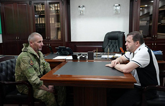 Мэр Хасавюрта встретился с участником СВО Магомедом Назархановым