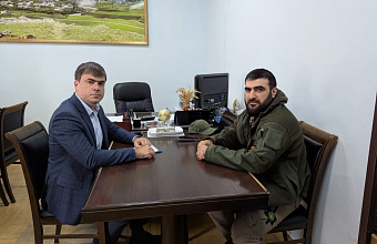 Хирург из Дагестана Заурбек Магомедов помогает бойцам на передовой