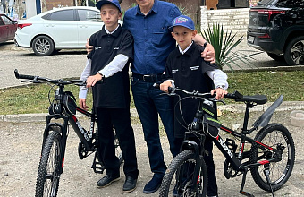 Депутат Госдумы РФ Нурбагандов поощрил мальчиков, разносивших воду силовикам после теракта в Дагестане