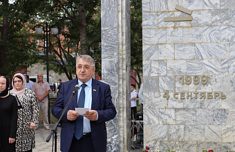 В Буйнакске вспоминали чудовищный террористический акт, совершенный 26 лет назад