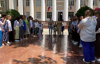 Делегация общественного движения «Дипломаты будущего» возложила цветы к мемориалу Славы сотрудников МВД