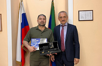 Глава Миннаца Дагестана Энрик Муслимов встретился с участником СВО